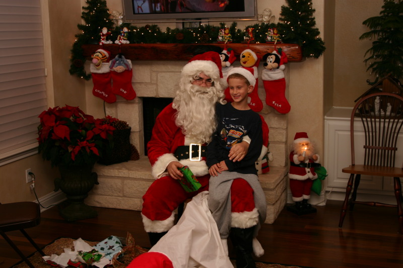 2006/12(December)/Christmas-Eve/800x600_2006-12-24-Christmas-Eve-63-Santa-Chance.JPG