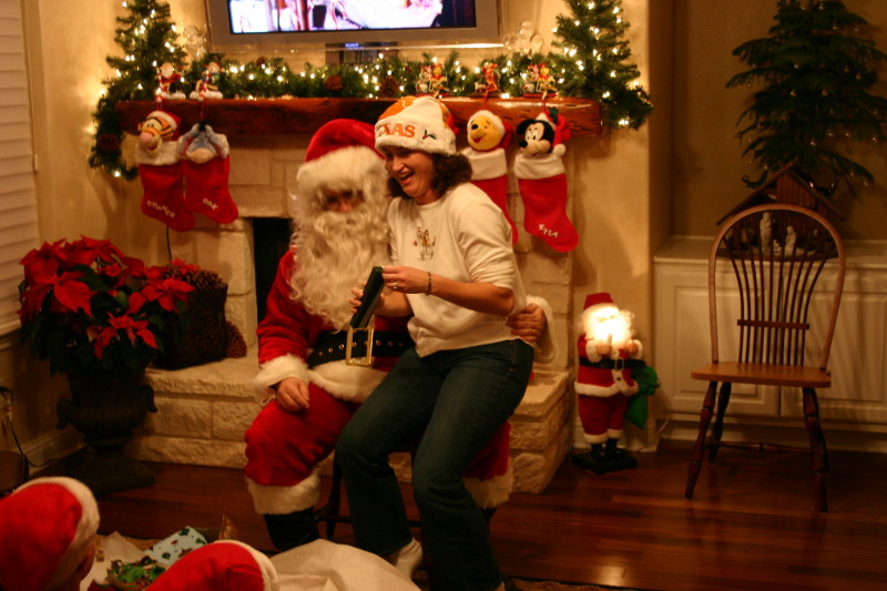 2006/12(December)/Christmas-Eve/800x600_2006-12-24-Christmas-Eve-72-Santa-Suzi.JPG