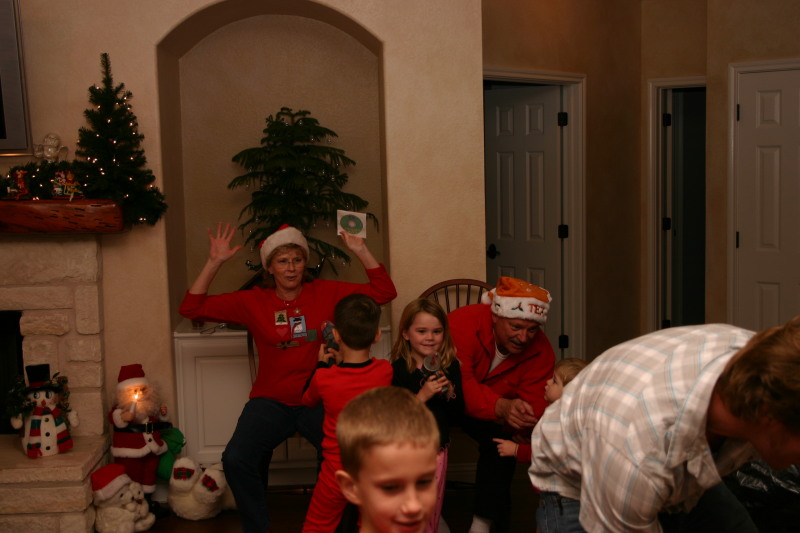 2006/12(December)/Christmas-Eve/800x600_2006-12-24-Christmas-Eve-98-Janeen-Dax-Chance-Kyla-Jim-Ian.JPG