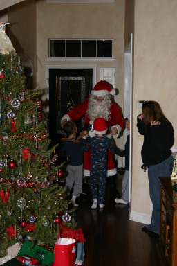 2006-12-24-Christmas-Eve-29-Santa-Dax-Vale-Chance-Katie.JPG