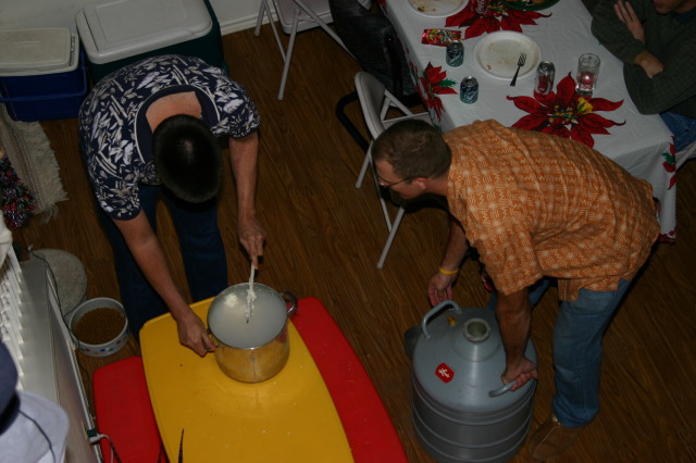 2006/12(December)/Pheasant-Pfeast/640x480_2006-12-10-Pheasant-Pfeast-10-Matt-Travis-ice-cream.JPG