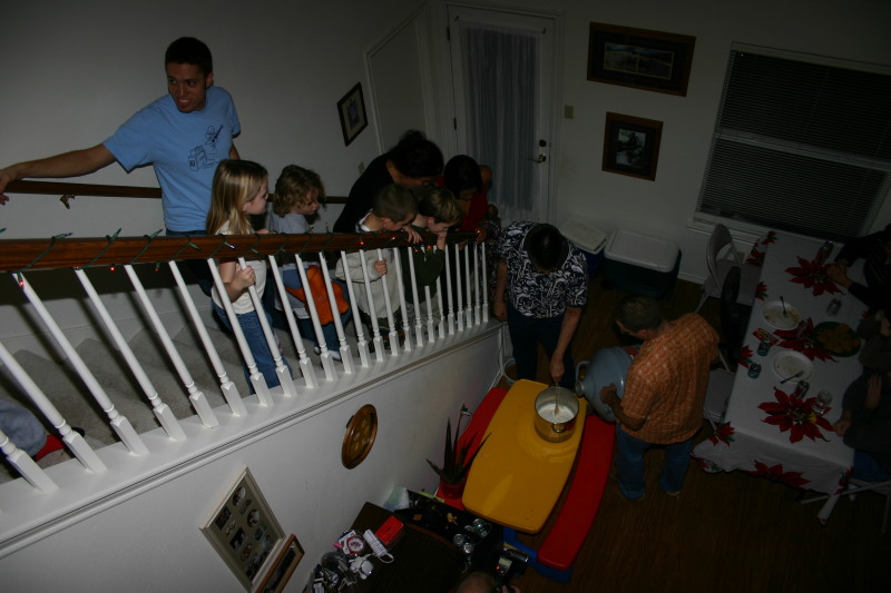 2006/12(December)/Pheasant-Pfeast/800x600_2006-12-10-Pheasant-Pfeast-05-Mark-Kyla-Vale-Colton-Chance-Marlene-Matt-Travis-ice-cream.JPG