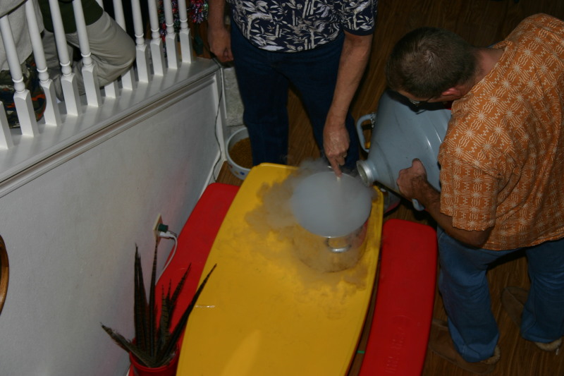 2006/12(December)/Pheasant-Pfeast/800x600_2006-12-10-Pheasant-Pfeast-06-Travis-Matt-ice-cream.JPG