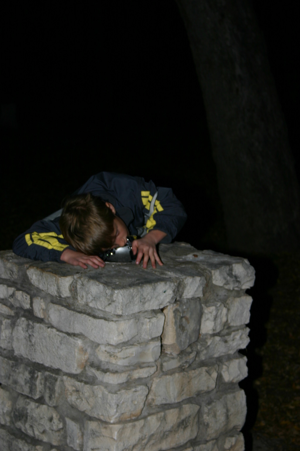 2006/12(December)/Trail-of-Lights-cubscouts/1024x768_2006-12-12-Trail-of-Lights-Cubscouts-03-Chance.JPG