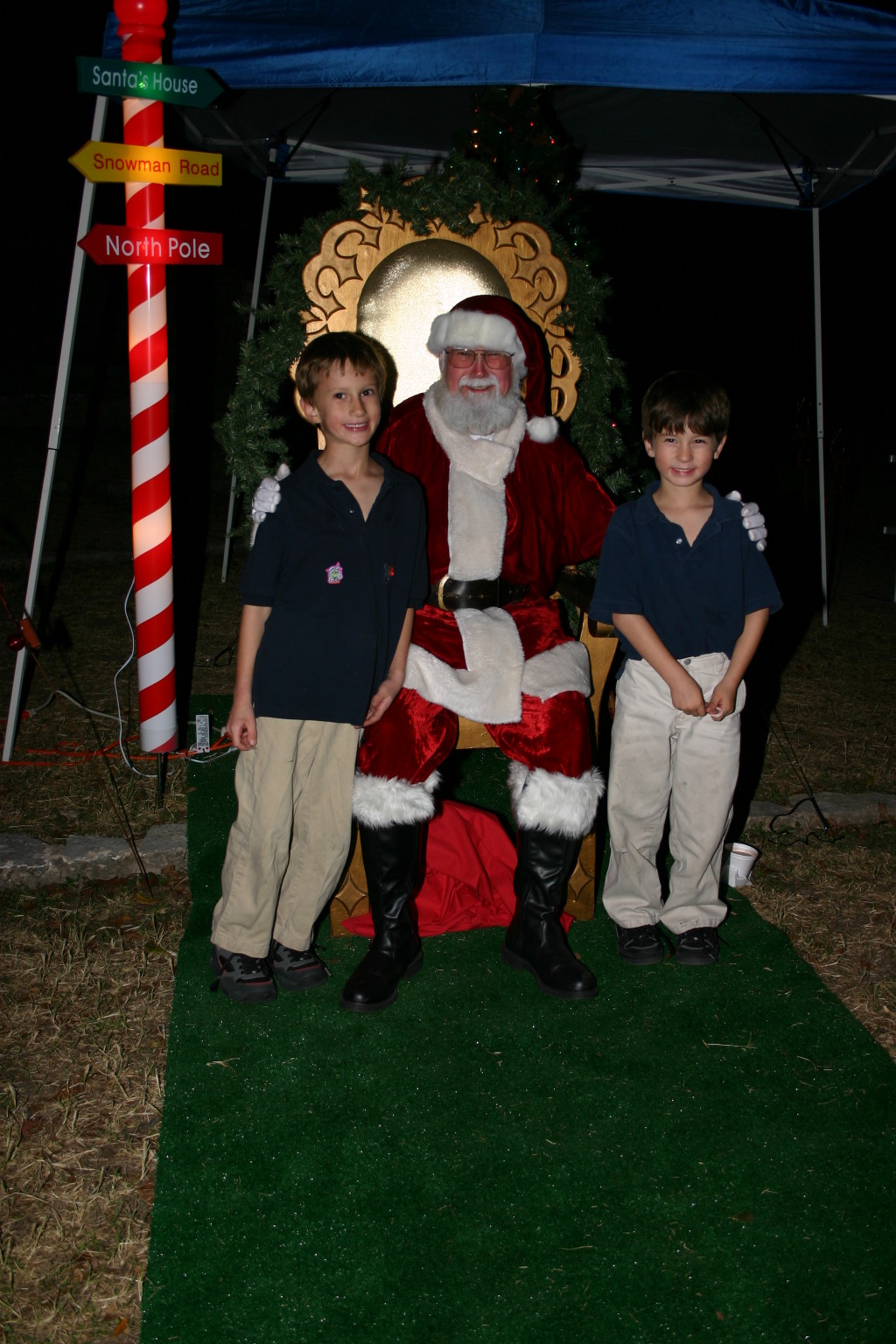 2006/12(December)/Trail-of-Lights-cubscouts/1024x768_2006-12-12-Trail-of-Lights-Cubscouts-04-Chance-Dax-Santa.JPG
