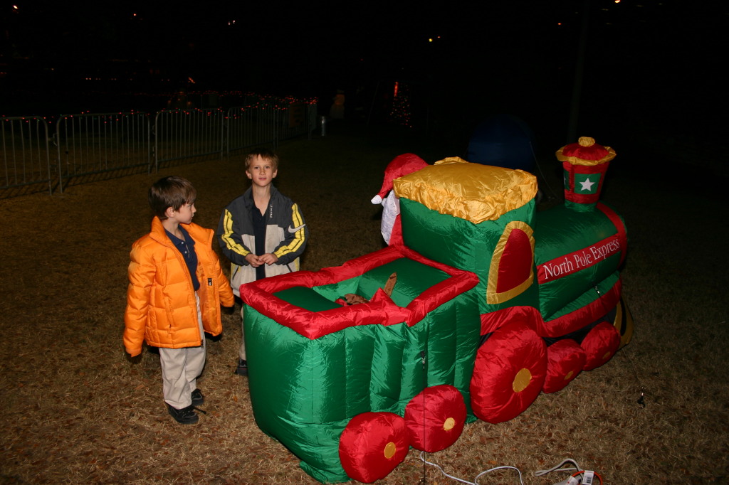 2006-12-12-Trail-of-Lights-Cubscouts-07-Dax-Chance.JPG