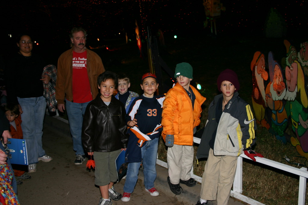 2006/12(December)/Trail-of-Lights-cubscouts/1024x768_2006-12-12-Trail-of-Lights-Cubscouts-15-Dax-Chance.JPG