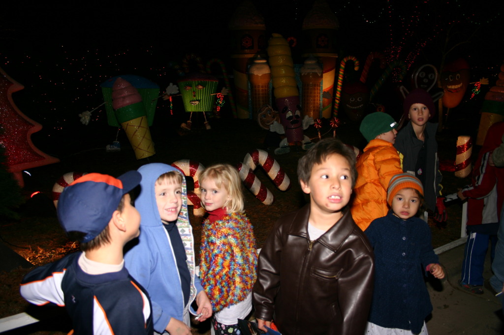 2006/12(December)/Trail-of-Lights-cubscouts/1024x768_2006-12-12-Trail-of-Lights-Cubscouts-20-Dax-Chance.JPG