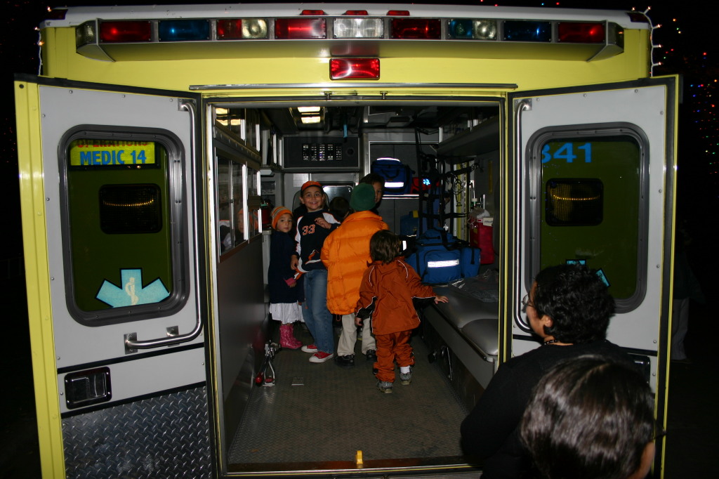 2006/12(December)/Trail-of-Lights-cubscouts/1024x768_2006-12-12-Trail-of-Lights-Cubscouts-23-Dax.JPG