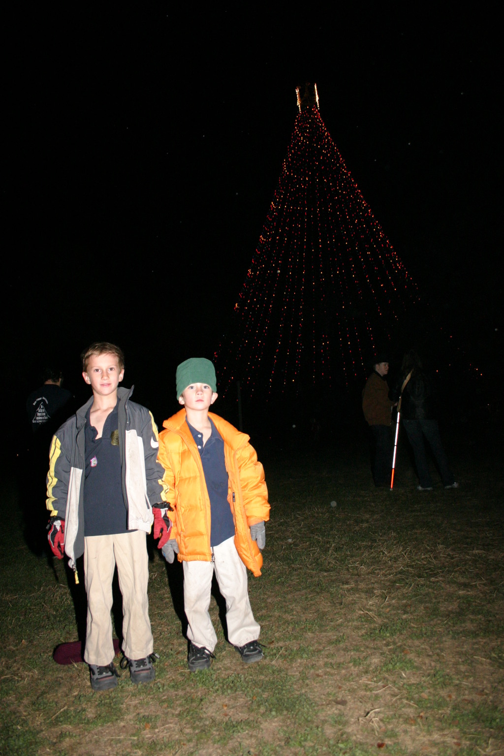 2006/12(December)/Trail-of-Lights-cubscouts/1024x768_2006-12-12-Trail-of-Lights-Cubscouts-35-Chance-Dax.JPG