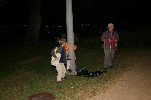 2006/12(December)/Trail-of-Lights-cubscouts/2006-12-12-Trail-of-Lights-Cubscouts-01-Chance-Dax-Dax.JPG