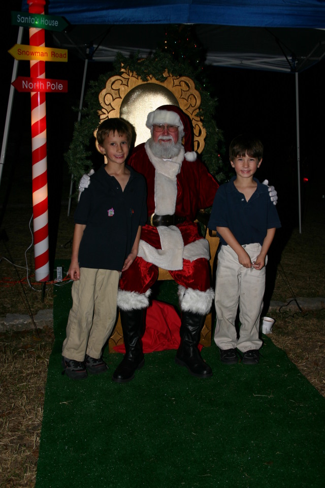 2006/12(December)/Trail-of-Lights-cubscouts/640x480_2006-12-12-Trail-of-Lights-Cubscouts-05-Chance-Dax-santa.JPG