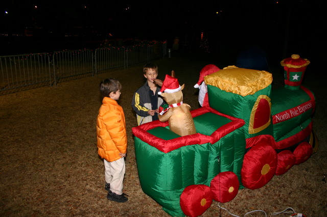 2006/12(December)/Trail-of-Lights-cubscouts/640x480_2006-12-12-Trail-of-Lights-Cubscouts-08-Dax-Chance.JPG
