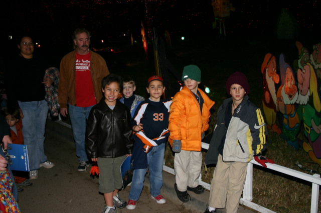 2006/12(December)/Trail-of-Lights-cubscouts/640x480_2006-12-12-Trail-of-Lights-Cubscouts-15-Dax-Chance.JPG