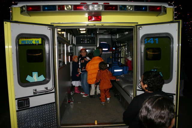 2006/12(December)/Trail-of-Lights-cubscouts/640x480_2006-12-12-Trail-of-Lights-Cubscouts-23-Dax.JPG