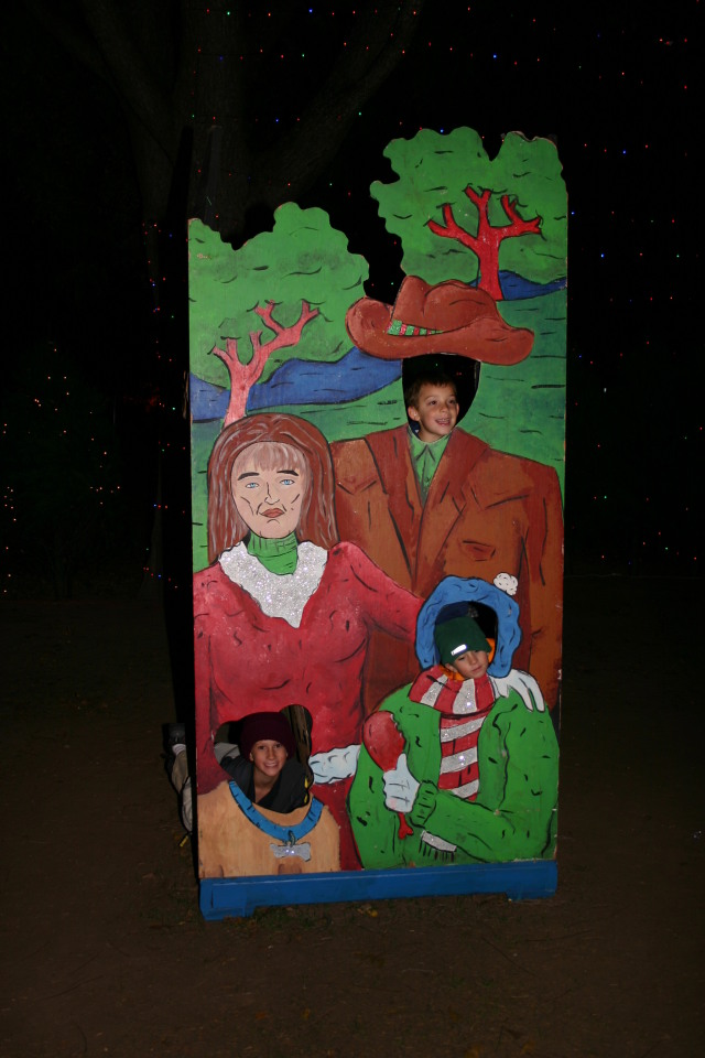 2006/12(December)/Trail-of-Lights-cubscouts/640x480_2006-12-12-Trail-of-Lights-Cubscouts-25-Chance-Dax.JPG