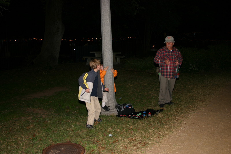 2006/12(December)/Trail-of-Lights-cubscouts/2006-12-12-Trail-of-Lights-Cubscouts-01-Chance-Dax-Dax.JPG