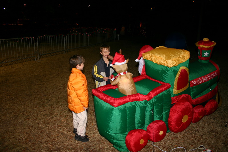 2006/12(December)/Trail-of-Lights-cubscouts/800x600_2006-12-12-Trail-of-Lights-Cubscouts-08-Dax-Chance.JPG