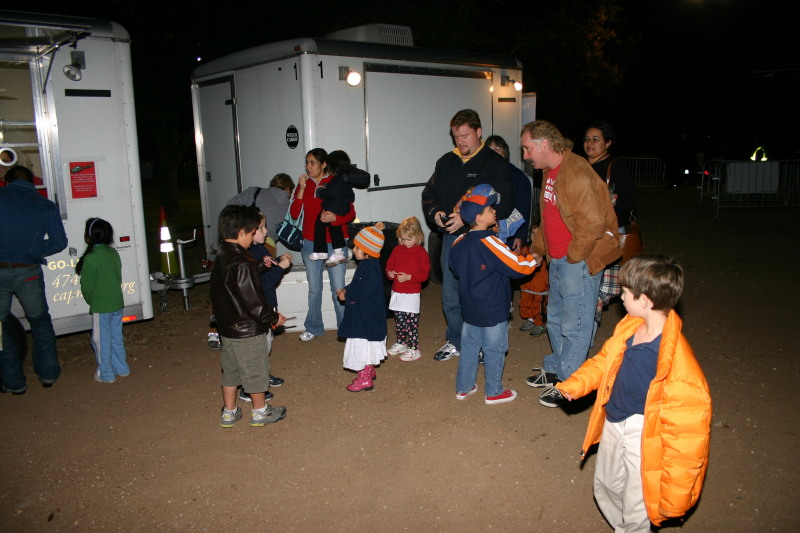2006/12(December)/Trail-of-Lights-cubscouts/800x600_2006-12-12-Trail-of-Lights-Cubscouts-09-Dax.JPG