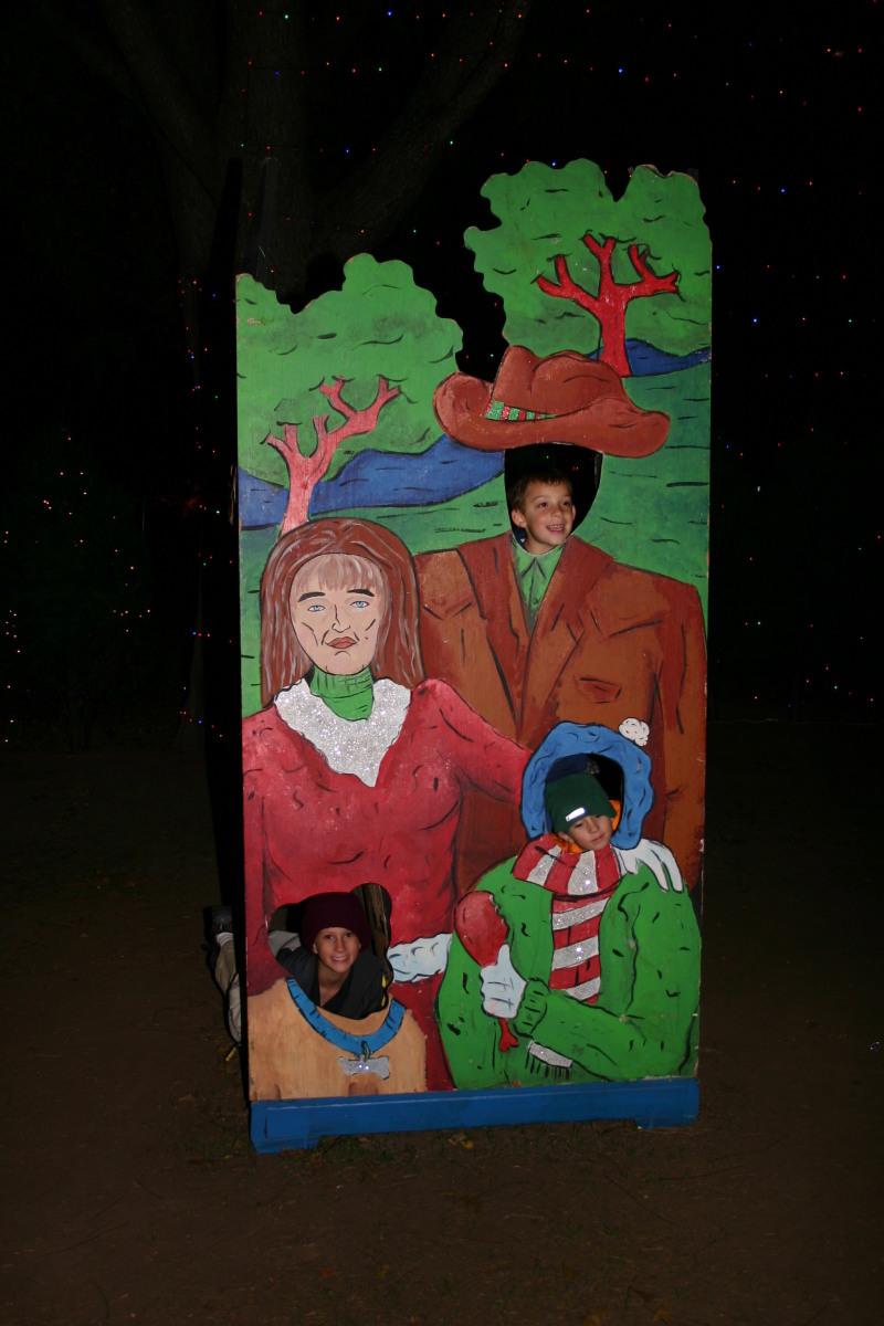 2006/12(December)/Trail-of-Lights-cubscouts/800x600_2006-12-12-Trail-of-Lights-Cubscouts-25-Chance-Dax.JPG