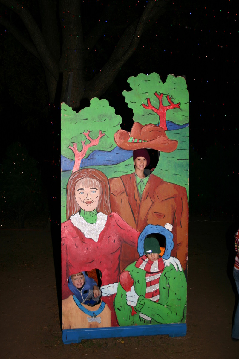 2006/12(December)/Trail-of-Lights-cubscouts/800x600_2006-12-12-Trail-of-Lights-Cubscouts-26-Chance-Dax.JPG