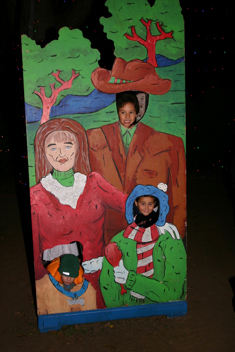 2006/12(December)/Trail-of-Lights-cubscouts/800x600_2006-12-12-Trail-of-Lights-Cubscouts-28-Dax-Daniel.JPG