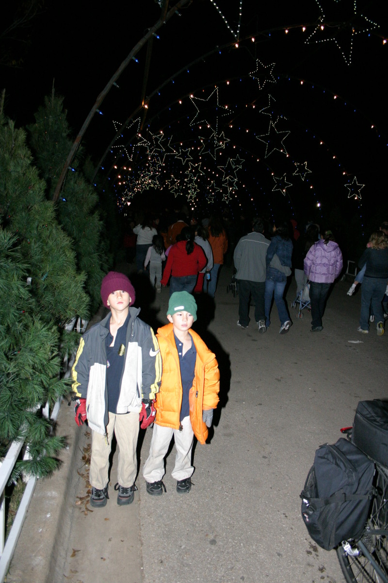 2006/12(December)/Trail-of-Lights-cubscouts/800x600_2006-12-12-Trail-of-Lights-Cubscouts-32-Chance-Dax.JPG