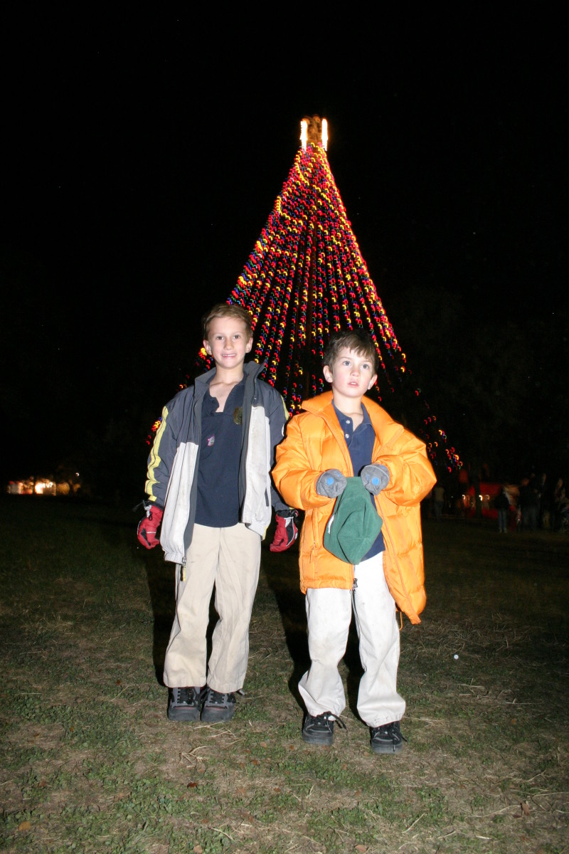 2006/12(December)/Trail-of-Lights-cubscouts/800x600_2006-12-12-Trail-of-Lights-Cubscouts-34-Chance-Dax.JPG