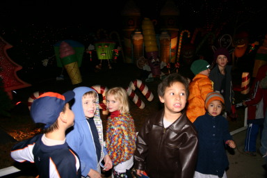 2006-12-12-Trail-of-Lights-Cubscouts-20-Dax-Chance.JPG