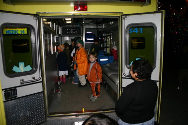 2006-12-12-Trail-of-Lights-Cubscouts-22-Dax.JPG