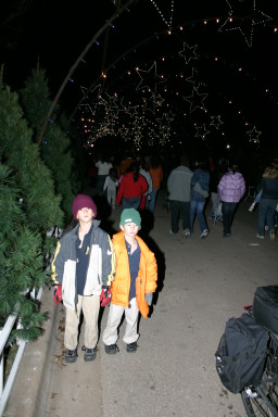 2006-12-12-Trail-of-Lights-Cubscouts-32-Chance-Dax.JPG