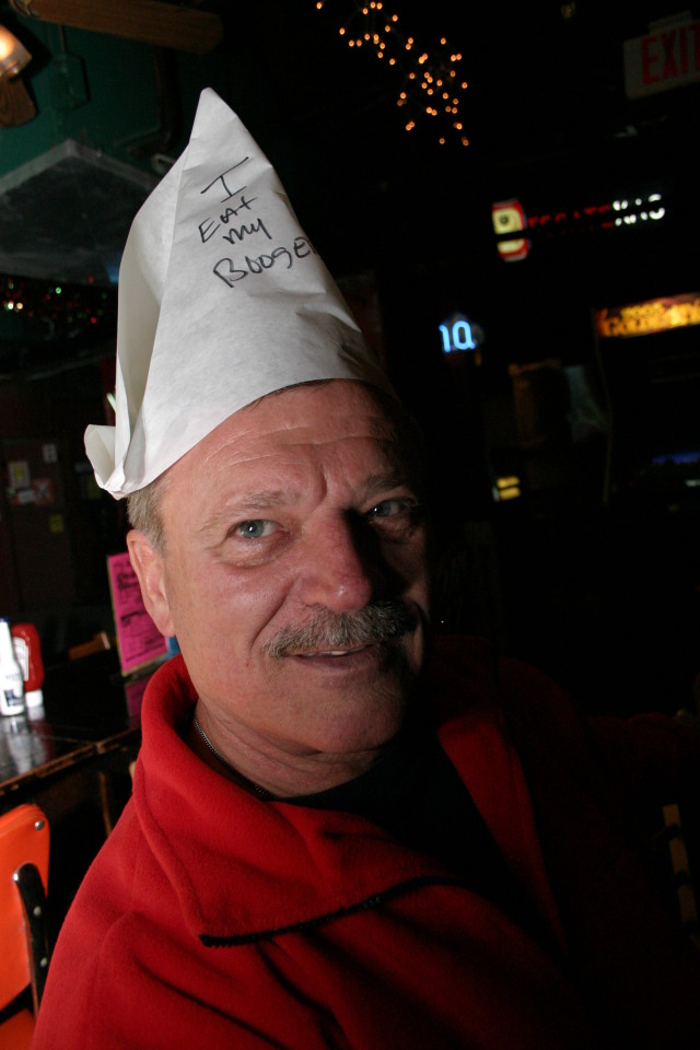 2006-12-23-SanAntonio-Dicks-last-resort-08-Jim-I-eat-my-boogers-hat.JPG