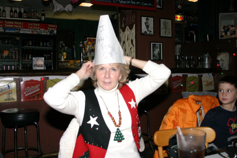 2006-12-23-SanAntonio-Dicks-last-resort-09-Janeen-I-fart-for-25-cents-hat.JPG