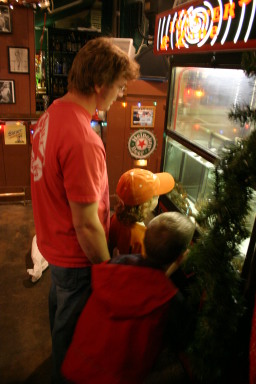 2006-12-23-SanAntonio-Dicks-last-resort-01-Justin-Vale-Chance-lobster-machine.JPG