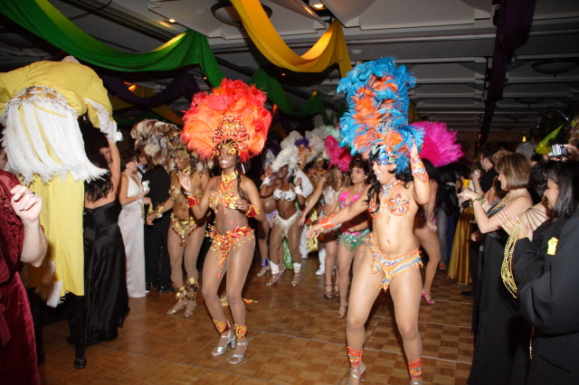 2007-01-13-Coronation-ball-87-parade-belly-dancers.JPG