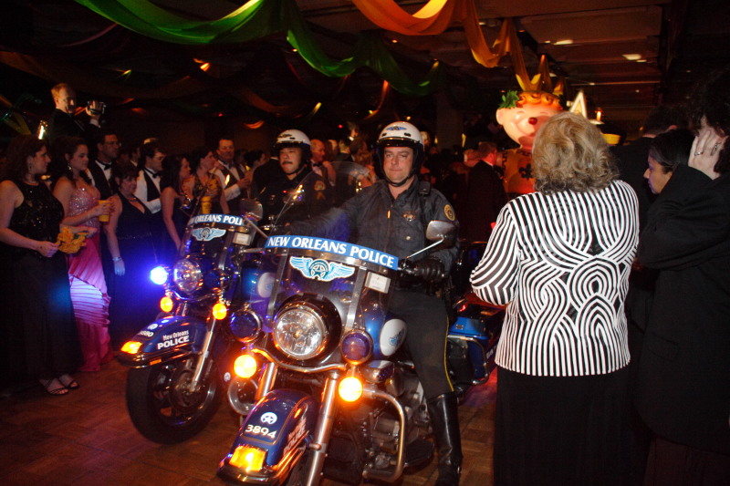 2007-01-13-Coronation-ball-71-motorcycles-parade.JPG