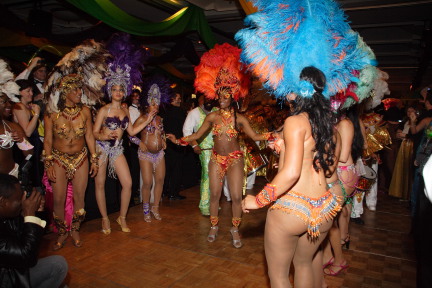 2007-01-13-Coronation-ball-89-parade-belly-dancers.JPG