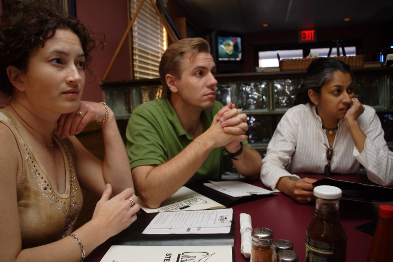 2007/01(January)/Crazy-Johnnies-Bead-shopping/800x600_2007-01-13-Crazy-Johnnies-2-Suzi-Ben-Kavita.JPG