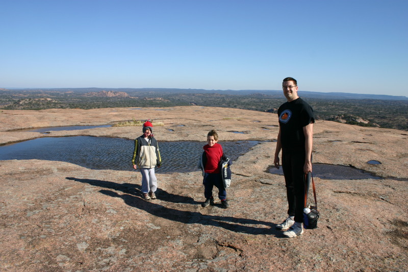 2007/01(January)/CubScout-Enchanted-Rock-camping/800x600_2007-01-07-CubScout-Enchanted-Rock-camping-25-Chance-Jack-Matt.JPG
