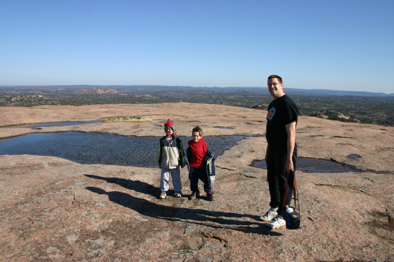 2007/01(January)/CubScout-Enchanted-Rock-camping/800x600_2007-01-07-CubScout-Enchanted-Rock-camping-26-Chance-Jack-Matt.JPG