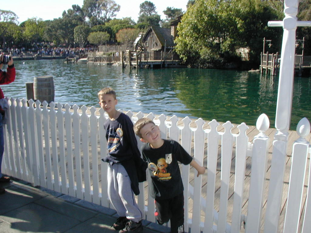 2007/01(January)/DisneyLand/1024x768_2007-01-02-Disneyland-15-Chance-Dax.JPG