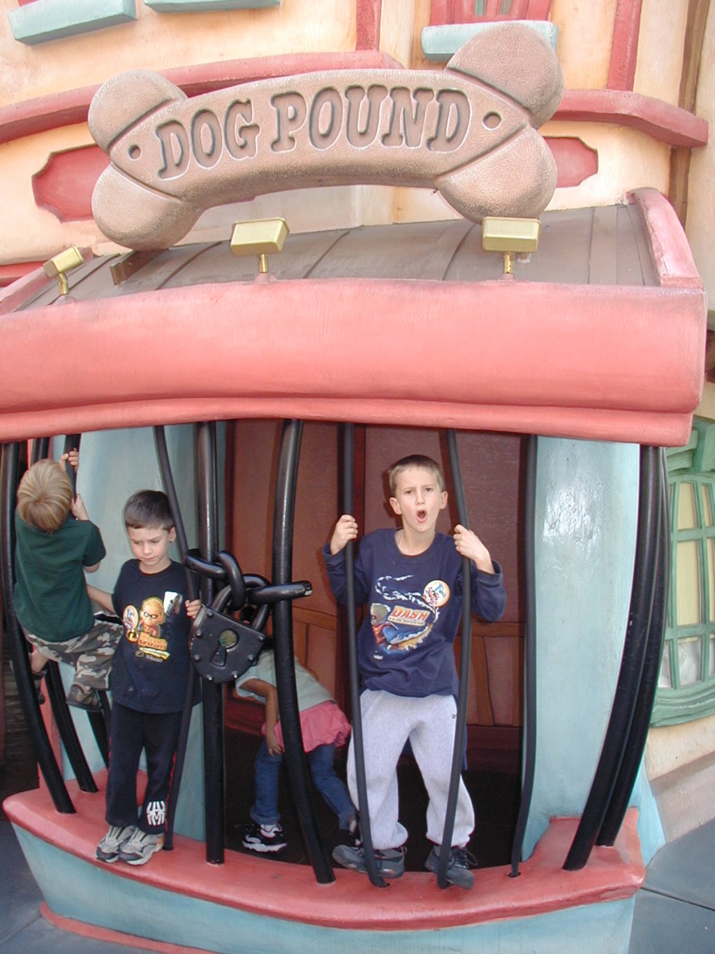 2007/01(January)/DisneyLand/1024x768_2007-01-02-Disneyland-21-Dax-Chance.JPG