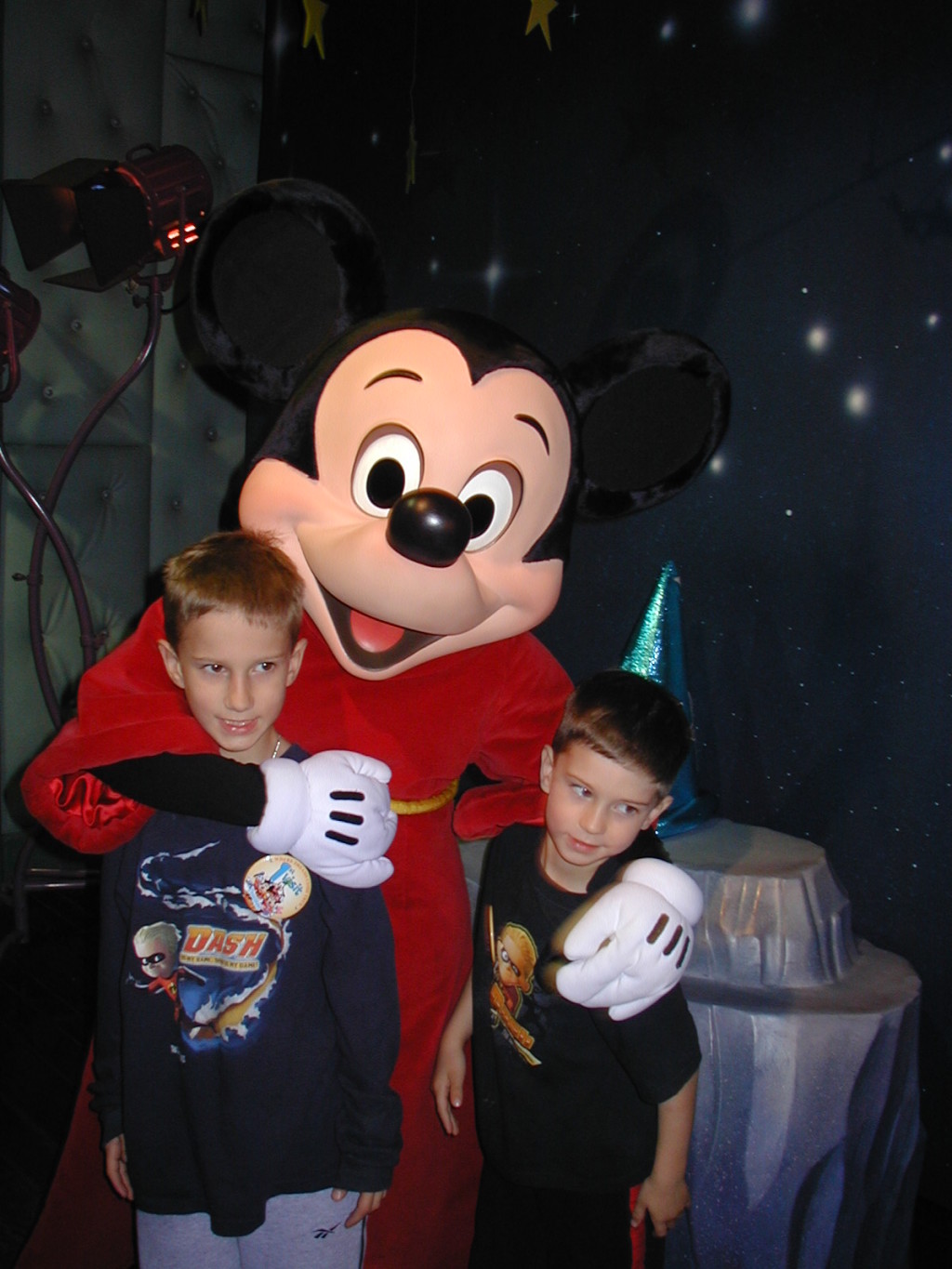 2007-01-02-Disneyland-33-Chance-Dax-Mickey.JPG
