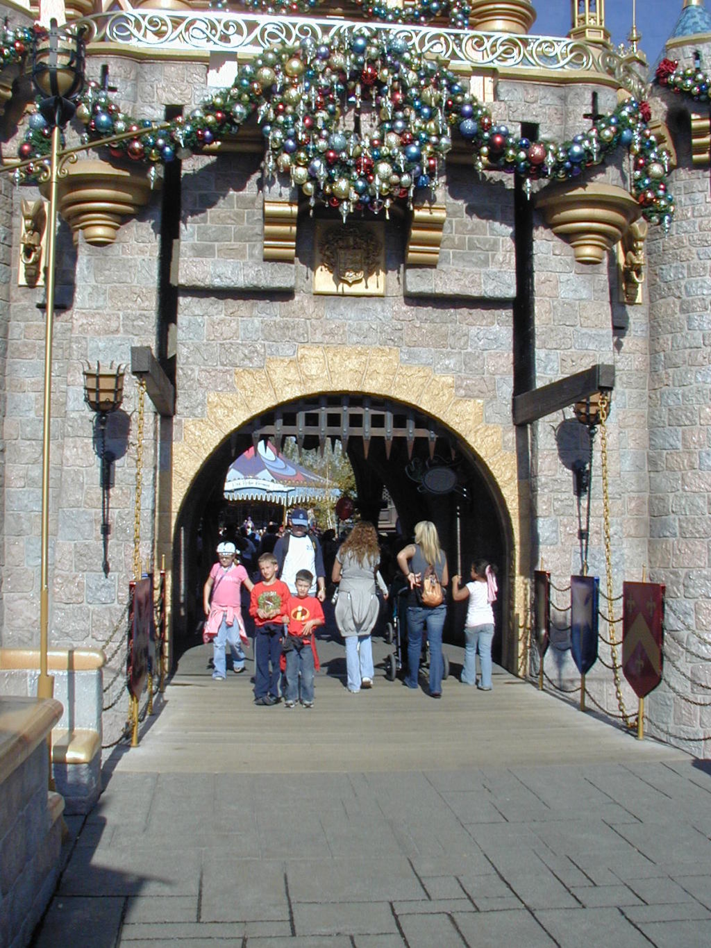 2007/01(January)/DisneyLand/1024x768_2007-01-03-Disneyland-92-Chance-Dax.JPG