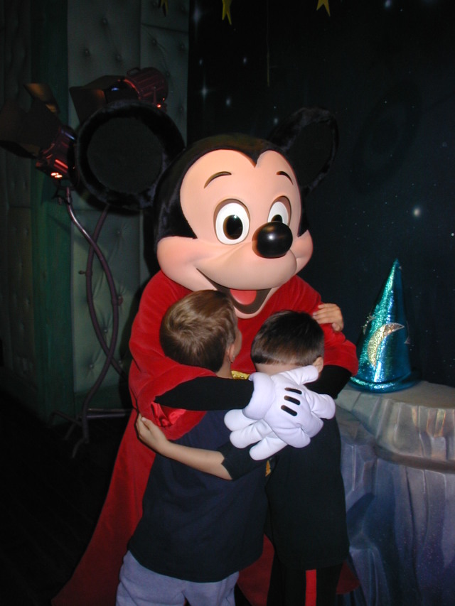 2007-01-02-Disneyland-32-Chance-Dax-Mickey.JPG
