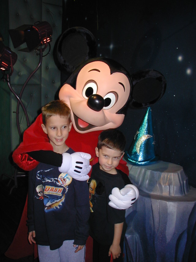 2007-01-02-Disneyland-34-Chance-Dax-Mickey.JPG