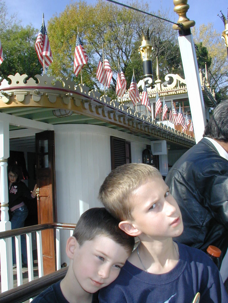 2007/01(January)/DisneyLand/800x600_2007-01-02-Disneyland-20-Dax-Chance.JPG