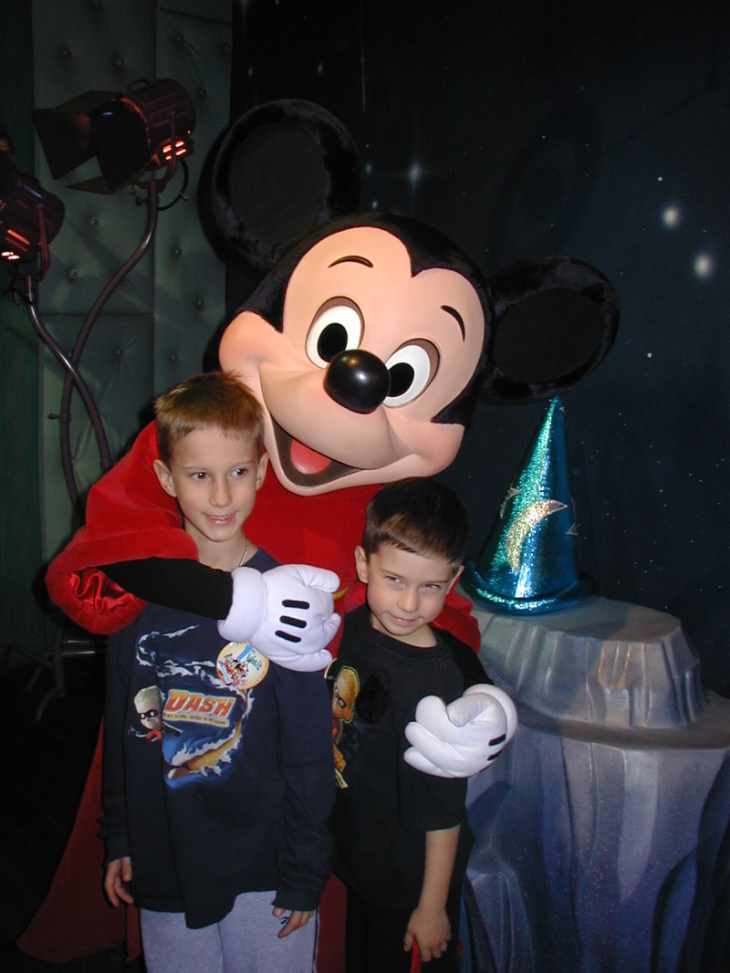 2007-01-02-Disneyland-34-Chance-Dax-Mickey.JPG