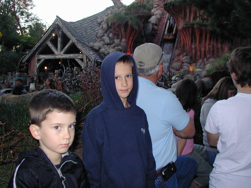 2007/01(January)/DisneyLand/800x600_2007-01-02-Disneyland-38-Chance-Dax.JPG