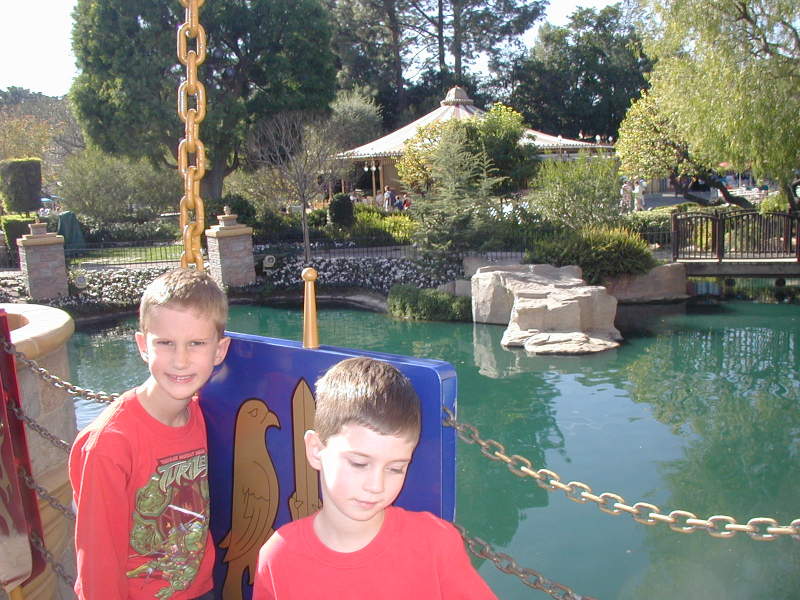 2007/01(January)/DisneyLand/800x600_2007-01-03-Disneyland-96-Chance-Dax.JPG